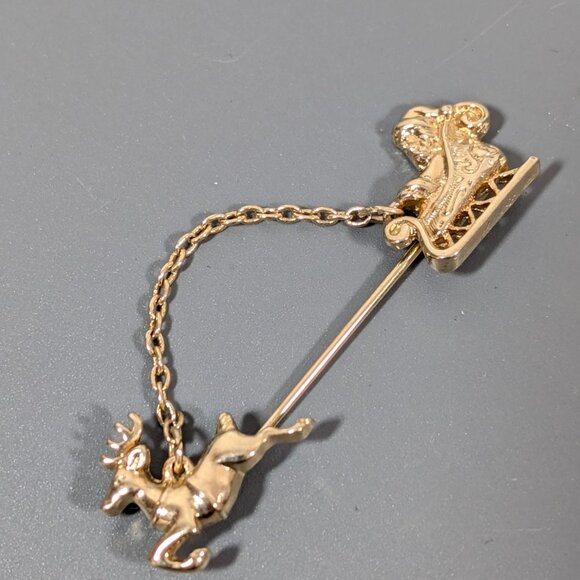 Vintage Avon Christmas Sleigh Reindeer Stick Pin Gold Tone Brooch - Picture 1 of 7